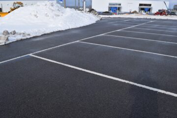 除雪した豪雪地方の駐車場