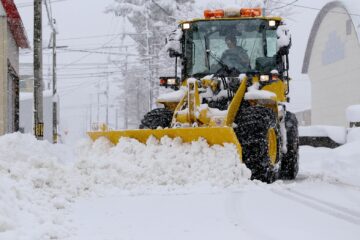 道路の除雪をする除雪車