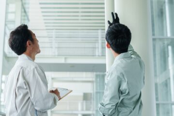 排水管の点検をする作業員